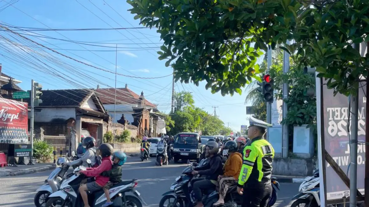 SIAGA: Satlantas Polresta Denpasar dan Polda Bali siagakan personel di musim liburan guna antisipasi kemacetan maupun kepadatan lalulintas lainnya.(ADRIAN SUWANTO/radarbali.id)