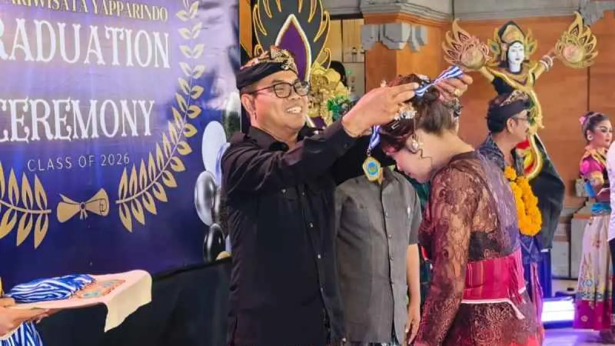 SIAP KERJA : Seremonial kelulusan – SMK Pariwisata Yapparindo Klungkung di Balai Budaya Ida Dewa Agung Istri Kanya . (ist)