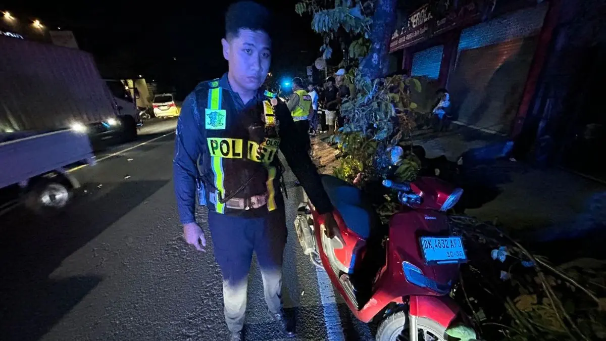 TABRAK LARI: Personel Satlantas Polresta Denpasar melakukan olah TKP kecelakaan maut di Jalan Cokroaminoto, Ubung Kaja, Denpasar Utara, Minggu (31/5) malam. (IST/radarbali.id)
