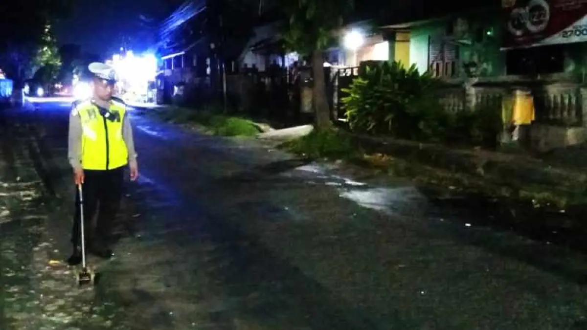 GELAR OLAH TKP: Polisi melakukan olah TKP di lokasi laka lantas tabri. Melibatkan tiga kendaraan, satu orang menjadi korban.(foto: Polres Buleleng)