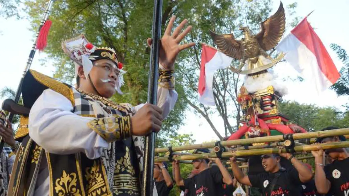 INGATKAN PERSATUAN DAN KEBERSAMAAN : Karnaval Hari Lahir Pancasila di Denpasar. (Adrian Suwanto)