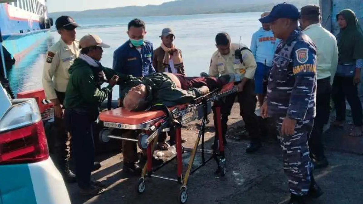 NAHAS DI PERJALANAN : Kondisi penumpang kapal yang pingsan dan akhirnya meninggal . (foto:Pos AL Gilimanuk)