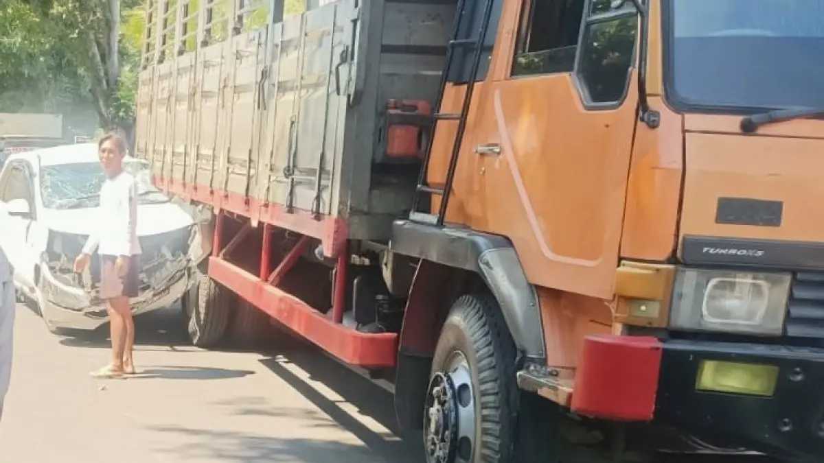 RINGSEK : Avanza nahas di jalur jalan raya Singaraja-Seririt. (foto:Polres Buleleng)