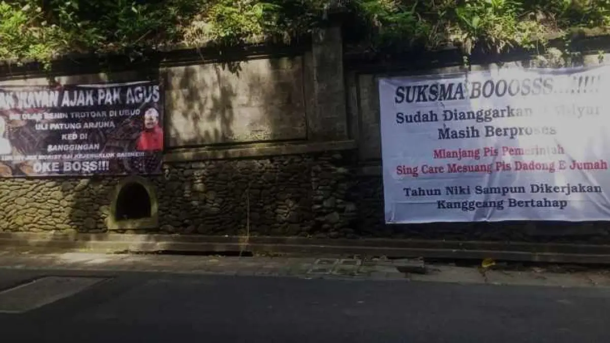 SALING SINDIR  : Dua spanduk dengan narasi kritik dan mendukung pemerintah ditempel di Jalan Raya Campuhan Ubud.(ist)