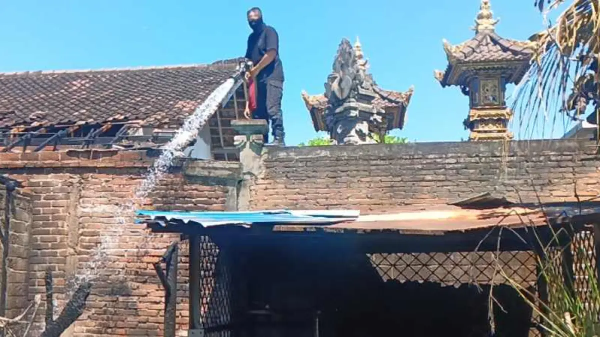 SUSAH PAYAH MEMADAMKAN: Petugas pemadam kebakaran melakukan penanganan kebakaran rumah warga di Kelurahan Baler Bale Agung, Kecamatan Negara, Jembrana. (foto:Damkar Jembrana)