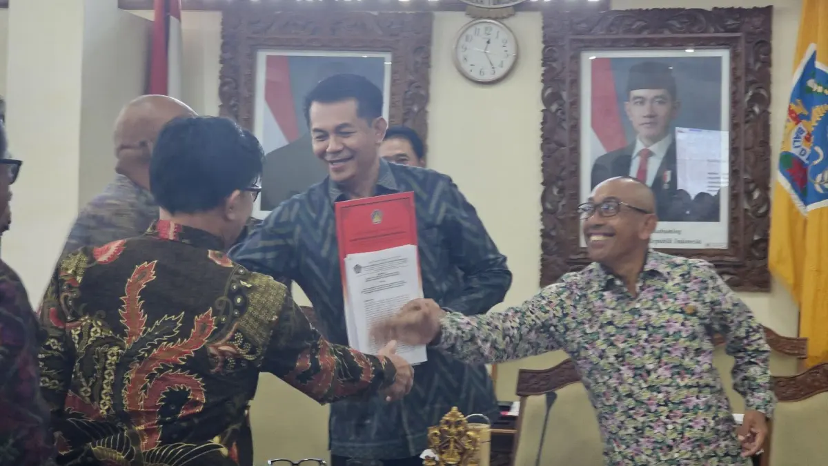 FINAL: Sekretaris Pansus TRAP Bali I Dewa Nyoman Rai bersama Ketua Pansus TRAP Bali I Made Supartha menyerahkan dua rekomendasi, diterima oleh Ketua DPRD Bali Dewa Made Mahayadnya yang didampingi Wakil Ketua DPRD Bali I Wayan Disel Astawa. (NI KADEK NOVI FEBRIANI/radarbali.id)