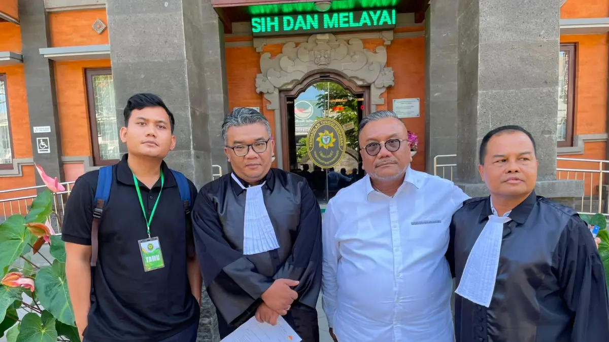 BELUM INKRACHT: Togar Situmorang (dua dari kanan) bersama kuasa hukum di PT Denpasar (3/6/2026?
