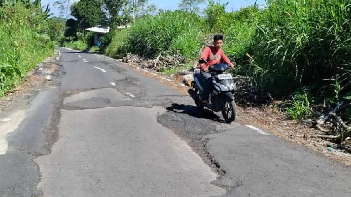 BENYAH LATIG GEGARA TRUK: Ruas Jalan Yudistira, Desa Bayung Gede, Kecamatan Kintamani yang alami kerusakan di masa pemeliharaa.(foto: dewa ayu pitri arisanti)