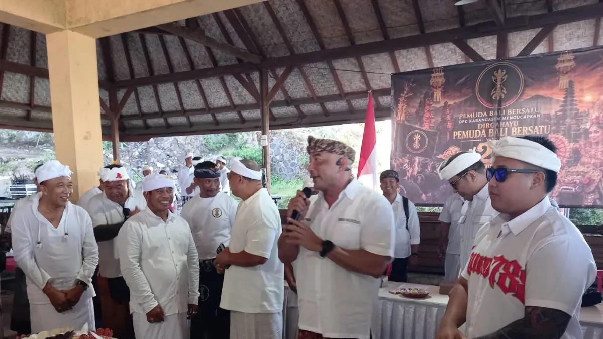 JAGA NAMA BAIK: ketua Dewan Pembina Pusat PBB Made Muliawan Arya memperingati HUT ke-24 PBB di Pura Pasar Agung, Desa Sebudi, Kecamatan Selat, Karangasem.