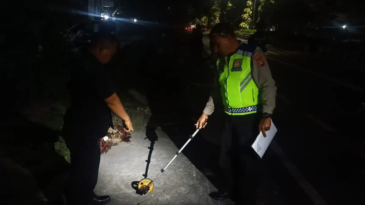 OLAH TKP: Petugas Satlantas Polresta Denpasar melakukan olah tempat kejadian perkara (TKP) kecelakaan tunggal di Jalan PB Sudirman, Denpasar, Senin (1/6/2026) malam. 
(ist/radarbali.id)