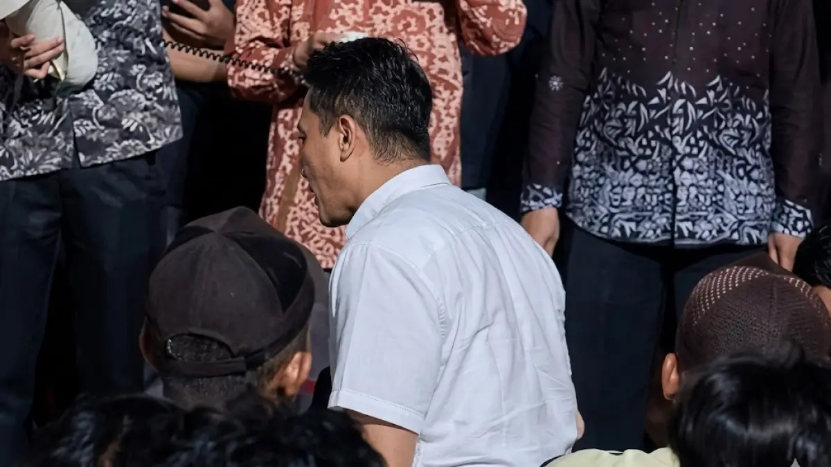 Orang tua mahasiswa bersujud dan meminta maaf pada civitas academica Politeknik Negeri Jakarta karena ulah anaknya telah mencemarkan nama baik kampus saat sidang terbuka yang digelar BEM PNJ.