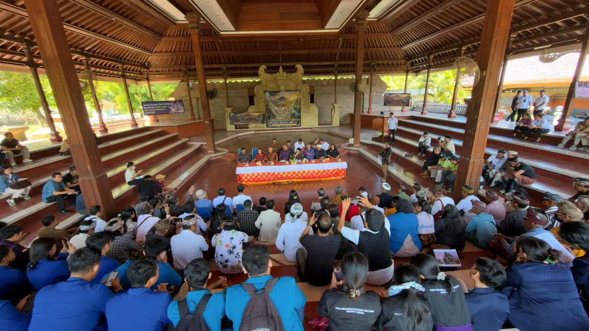 PARAH: Anasir yang menamakan diri FOR HATI Bali saat aksi di wantilan DPRD Bali, Rabu, 3 Juni 2026. (NI KADEK NOVI FEBRIANI/radarbali.id)