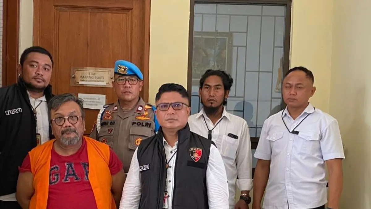 SEMPAT DITAHAN: Togar Situmorang saat menjalani pelimpahan ke Kejari Denpasar beberapa waktu lalu. Kini, tahanan Togar telah dialihkan, tidak lagi menjadi tahanan di dalam lapas.