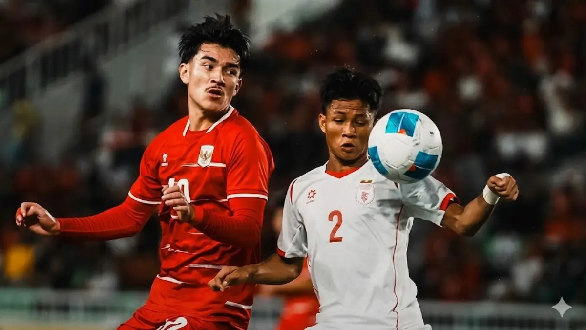 Striker Timnas Indonesia U-19 Theodore Leeming (kiri) berebut bola dengan pemain Myanmar di Grup A Piala AFF U-19 2026.
