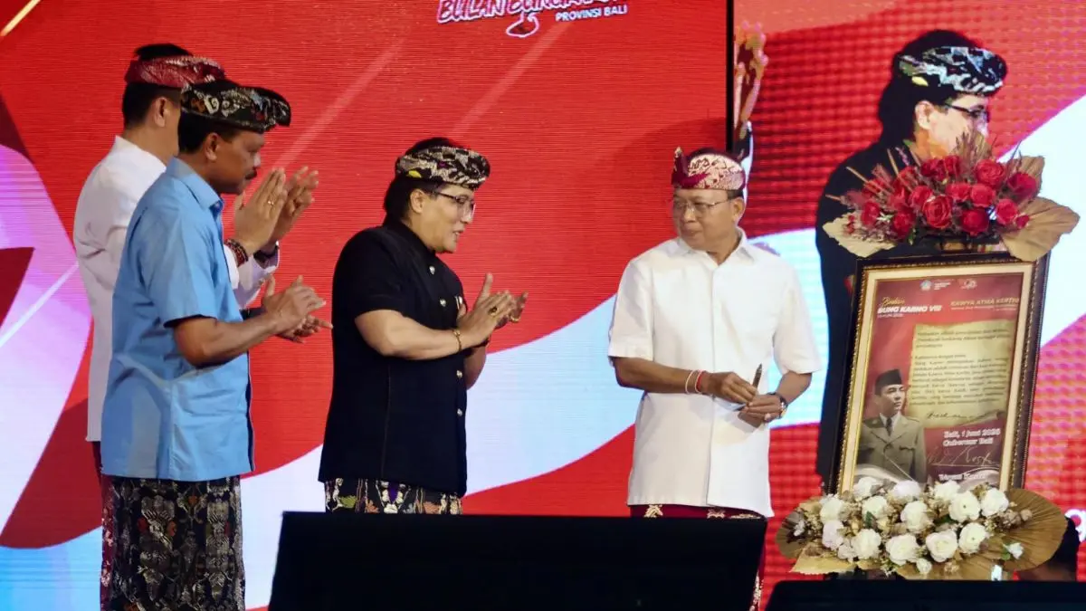 TAK JELAS: Gubernur Bali Wayan Koster dan Wagub Giri Prasta saat membuka Bulan Bung Karno VIII Senin (1/6) malam. (ist/radarbali.id)