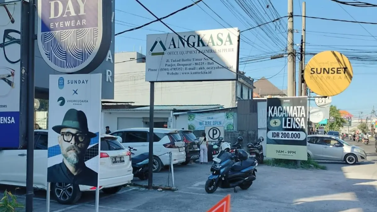 TKP: Olah TKP percobaan pencurian dengan kekerasan oleh lelaki berinisial AF, 37, karena menyetrum seorang dokter muda di depan toko kacamata SunDay Eyewear, Jalan Tukad Barito Timur, Panjer, Denpasar Selatan. (ist/radarbali.id)