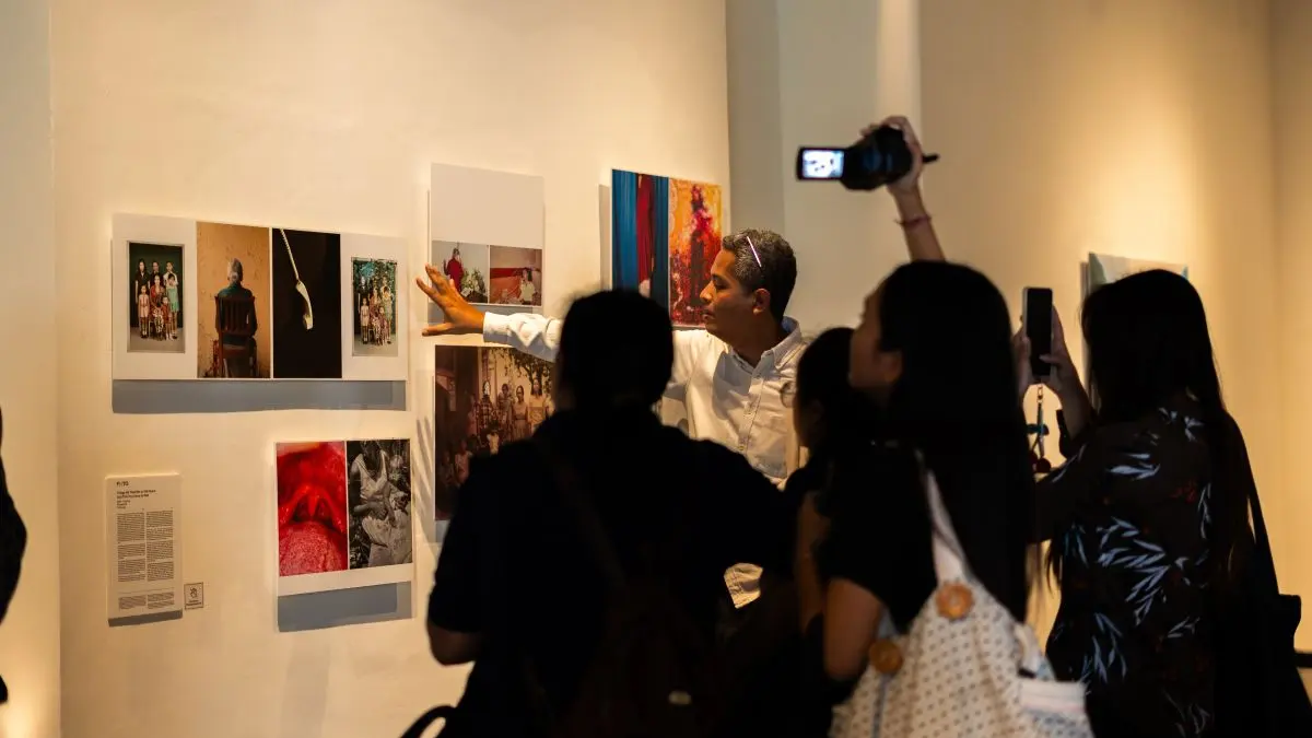 LINTAS NEGARA: Salah seorang kurator foto Kurniadi Widodo sedang menjelaskan detail karya foto yang dipamerkan d ajang AFTERIMAGE di Nuanu Creative City kepada pengunjung dan awak media, Rabu 3 Juni 2026. (PUBLIC RELATIONS Nuanu Creativ City for radarbali.id)