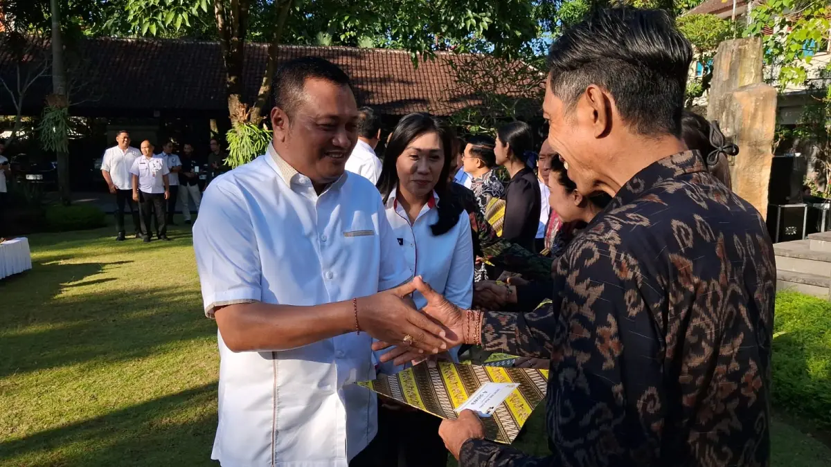 Bupati Gianyar I Made Mahayastra melepas peserta penerima bantuan, Rabu (3/6), di Taman Maheswara, Halaman Belakang Kantor Bupati Gianyar.