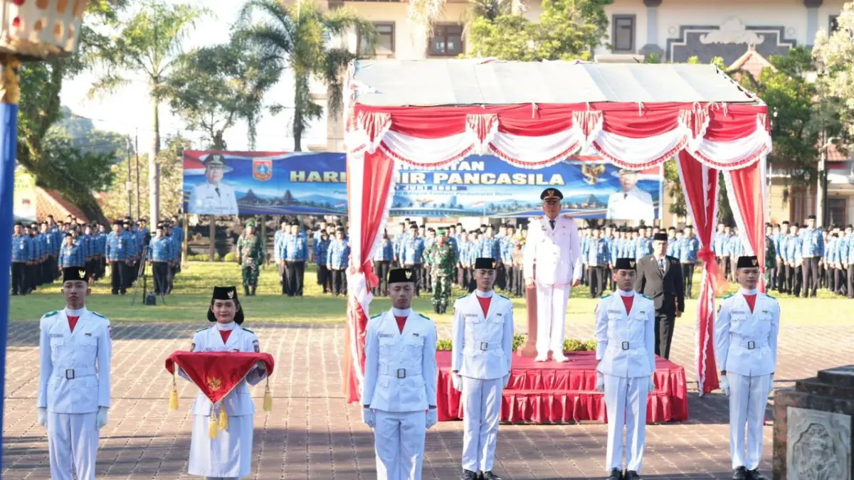 Bupati Karangasem IGP Parwata saat memimpin apel Peringatan Hari Lahir Pancasila yang berlangsung di Lapangan Tanah Aron, Amlapura, Senin (1/6).