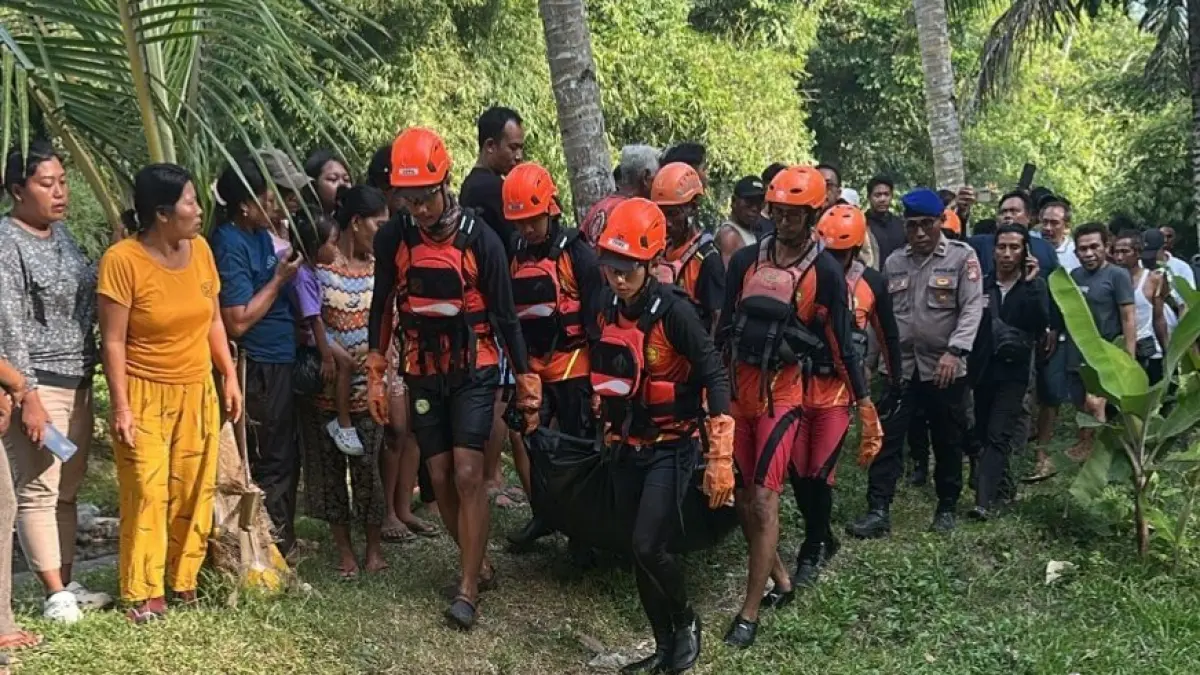 DIEVAKUASI : Petugas melakukan evakuasi korban meninggal. (Foto Polsek Mendoyo)