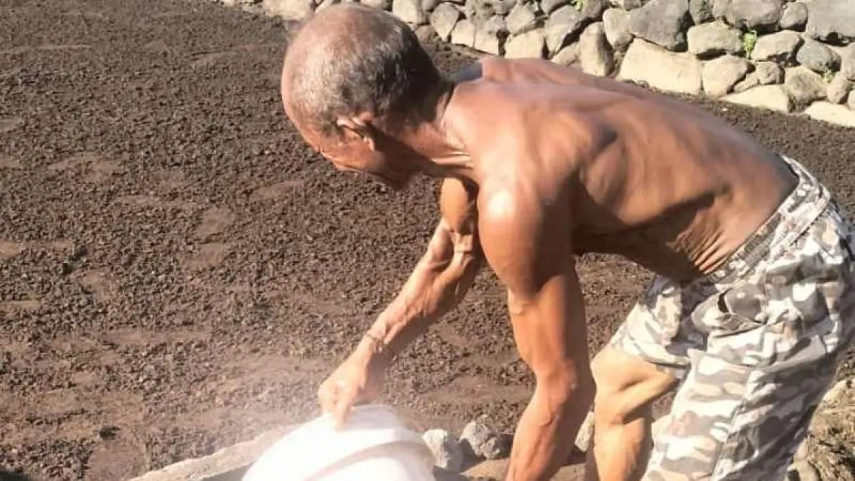 KEMARAU ADALAH REZEKI : Petani garam Desa Baturinggit, Kecamatan Kubu, mulai memproduksi garam saat memasuki musim kemarau.(ist)