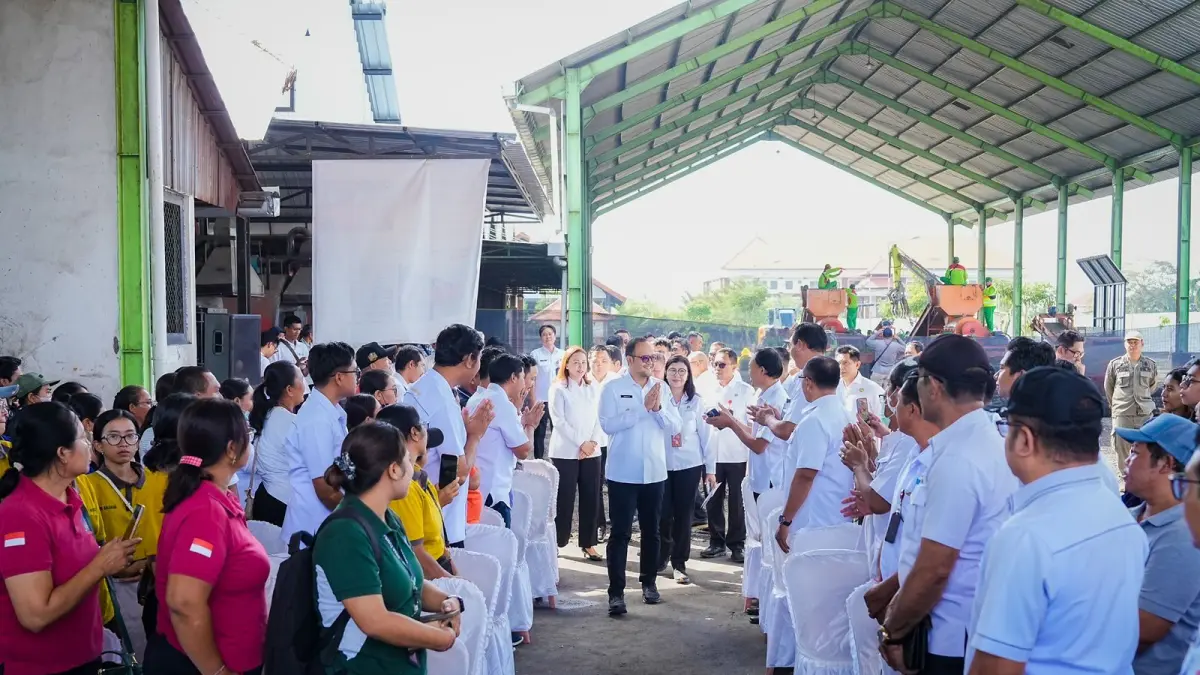meluncurkan Tempat Penampungan Sementara Sampah Spesifik B3 dan Limbah B3 (TPSSS-B3) di TPST Mengwitani, Rabu (3/6).