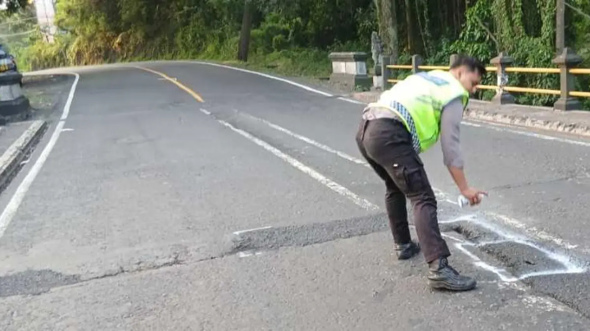 BERISIKO KECELAKAAN : Kondisi Jalan berlubang yang berada di sebelah barat Pantai Soka, Selemadeg Jalur Denpasar-Gilimanuk.&nbsp;(ist)