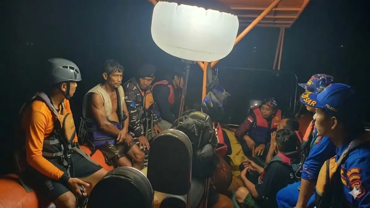 Enam pemancing berhasil diselamatkan Tim SAR gabungan dari musibah kapal terbalik di perairan Buleleng. 