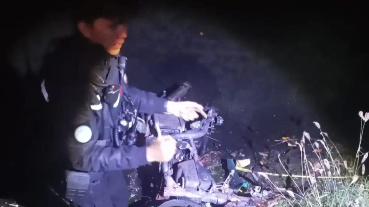 HANGUS: Sepeda motor Yamaha Aerox yang diduga terlibat kecelakaan saat aksi spiding di Jalan By Pass Ngurah Rai, Sidakarya, Denpasar Selatan, Kamis (4/6/2026). (radarbali.id)