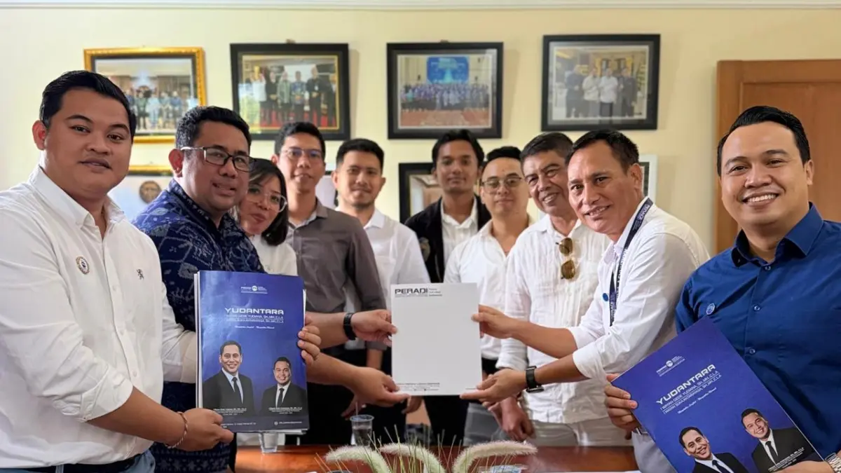 I Wayan Gede Yudiana, S.H., M.H., C.L.A. (dua dari kanan) bersama I Wayan Suka Antarayasa, S.H., M.H., C.L.A. (kanan) siap maju sebagai Bakal Calon Ketua dan Bakal Calon Sekretaris DPC Peradi SAI Denpasar periode 2026–2030.