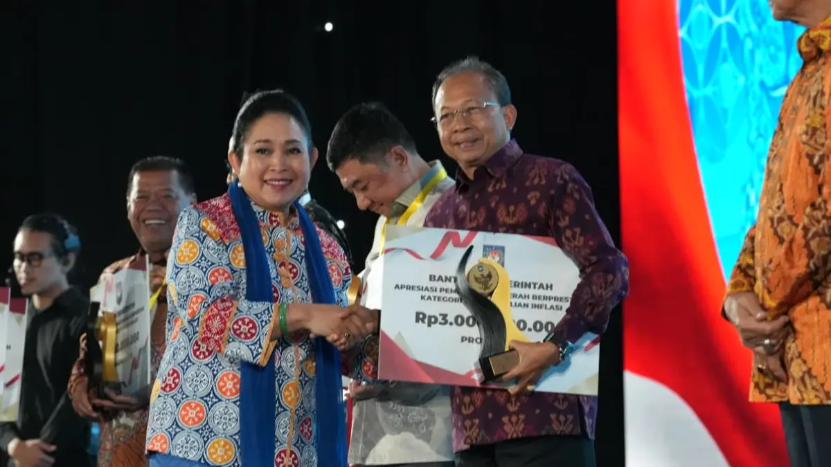 KATEGORI PENGENDALIAN INFLASI: Gubernur Bali Wayan Koster menerima penghargaan yang diserahkan Ketua Komisi IV DPR RI Titiek Soeharto di Marriott Hotel Yogyakarta pada Kamis (4/6/2026).