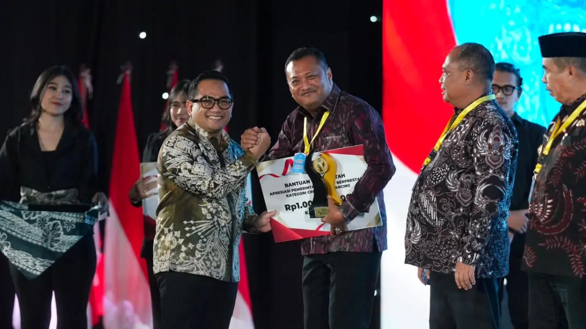 PENGHARGAAN: Bupati Gianyar, Made Mahayastra menerima penghargaan dari Kemendagri di Jogjakarta. (Kominfo Gianyar)