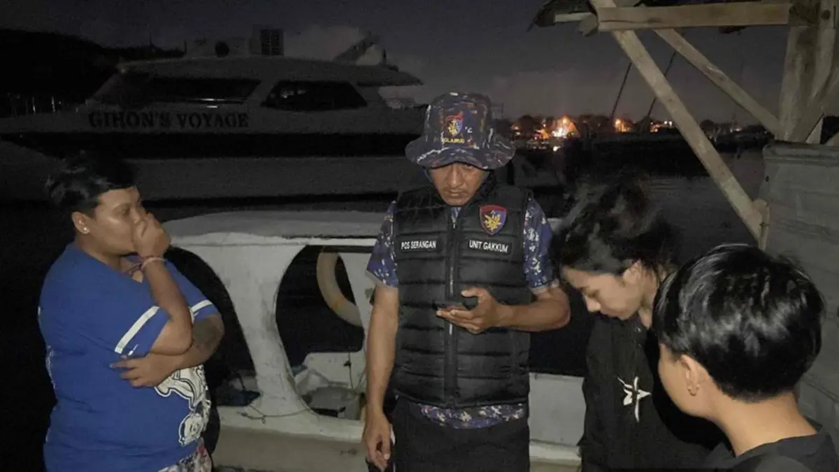 SELAMAT: Tim reaksi cepat 110 saat mengevakuasi pemancing yang panik lantaran terjebak ditengah laut di perairan Serangan Denpasar. (ADRIAN SUWANTO/radarbali.id)