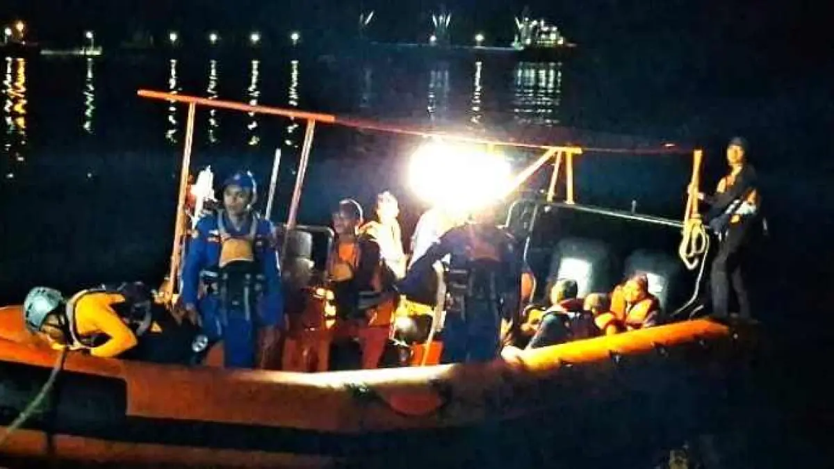 TERSELAMATKAN : Tim SAR Gabungan berhasil mengevakuasi enam nelayan, yang perahunya terbalik di Perairan Sanggalangit, Kecamatan Gerokgak, Kabupaten Buleleng.( Foto: Pos Pencarian dan Pertolongan Buleleng untuk Radar Bali&nbsp;)