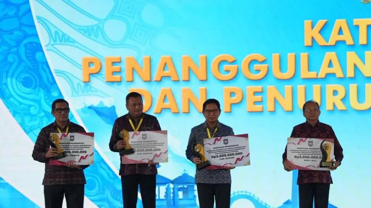 Bupati Wayan Adi Arnawa  (dua dari kanan) menerima penghargaan Terbaik I Kategori Penanggulangan Kemiskinan dan Penurunan Stunting Tingkat Kabupaten dari Menteri PKP RI, Maruarar Sirait di Grand Ballroom Yogyakarta Marriott Hotel, DI Yogyakarta, Kamis (4/6).