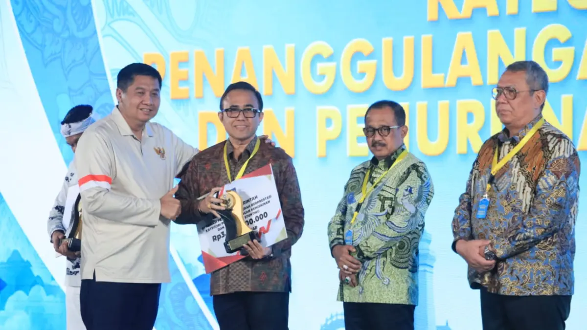 Wali Kota Denpasar I Gusti Ngurah Jaya Negara menerima&nbsp; penghargaan dari Menteri Perumahan dan KP Maruar Sirait&nbsp; di Hotel JW Marriott Yogyakarta, Kamis (4/6).