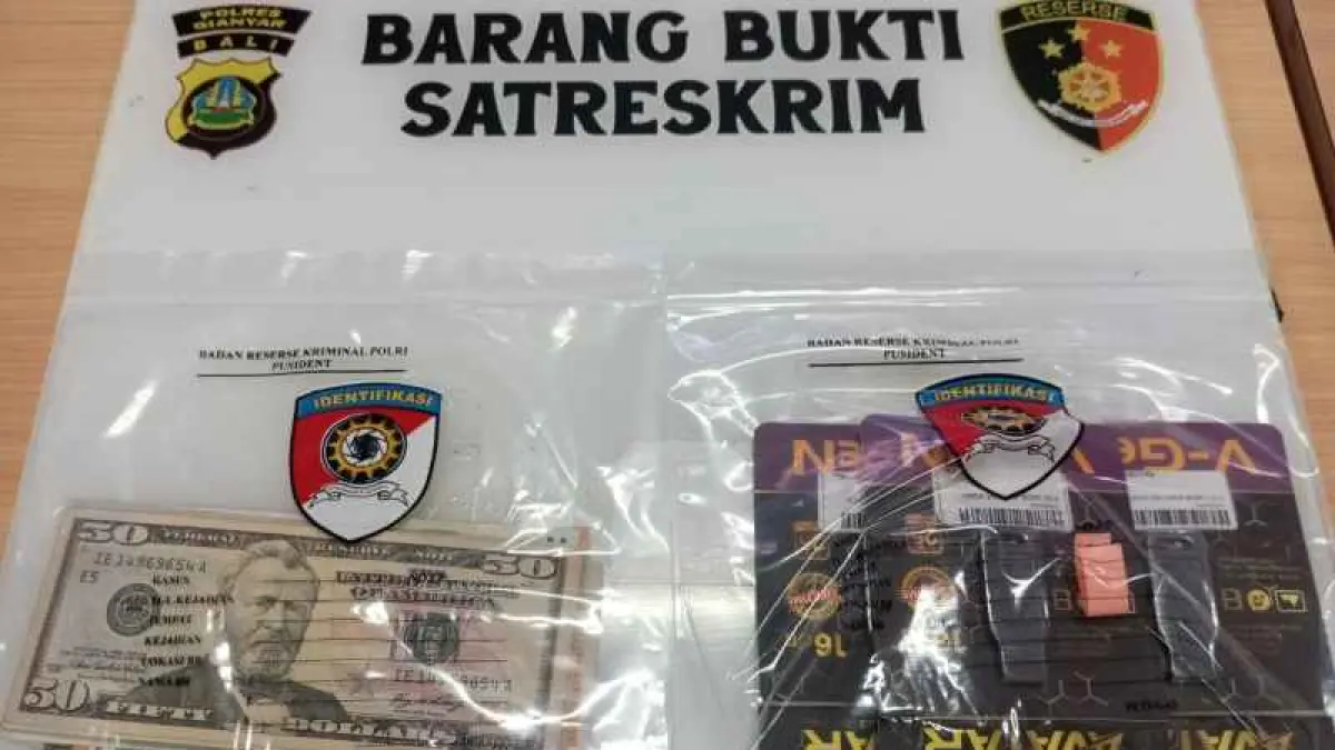 BARANG BUKTI PENIPUAN :&nbsp;Polisi menyita uang tunai pecahan dollar dalam kasus WNA Iran.(foto: IB Indra Prasetia)