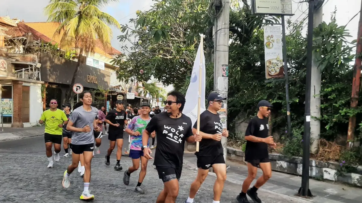 LARI GEMBIRA: Para peserta ASICS Global Running Day 2026 di Sanur sedang berlari menyusuri jalan di kawasan Mertasari Sanur Sabtu pagi, 6 Juni 2026. (M. RIDWAN/radarbali.id)