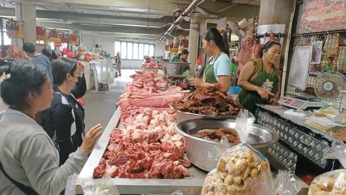Petugas Dinas Pertanian Denpasar memeriksa kualitas daging babi di Pasar Badung, Denpasar.  