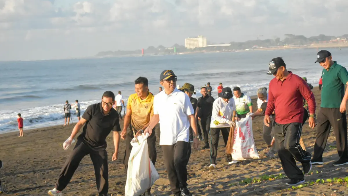 aksi kebersihan dan penanaman pohon serentak yang dipusatkan di Pantai Padanggalak, Denpasar pada Sabtu (6/6).