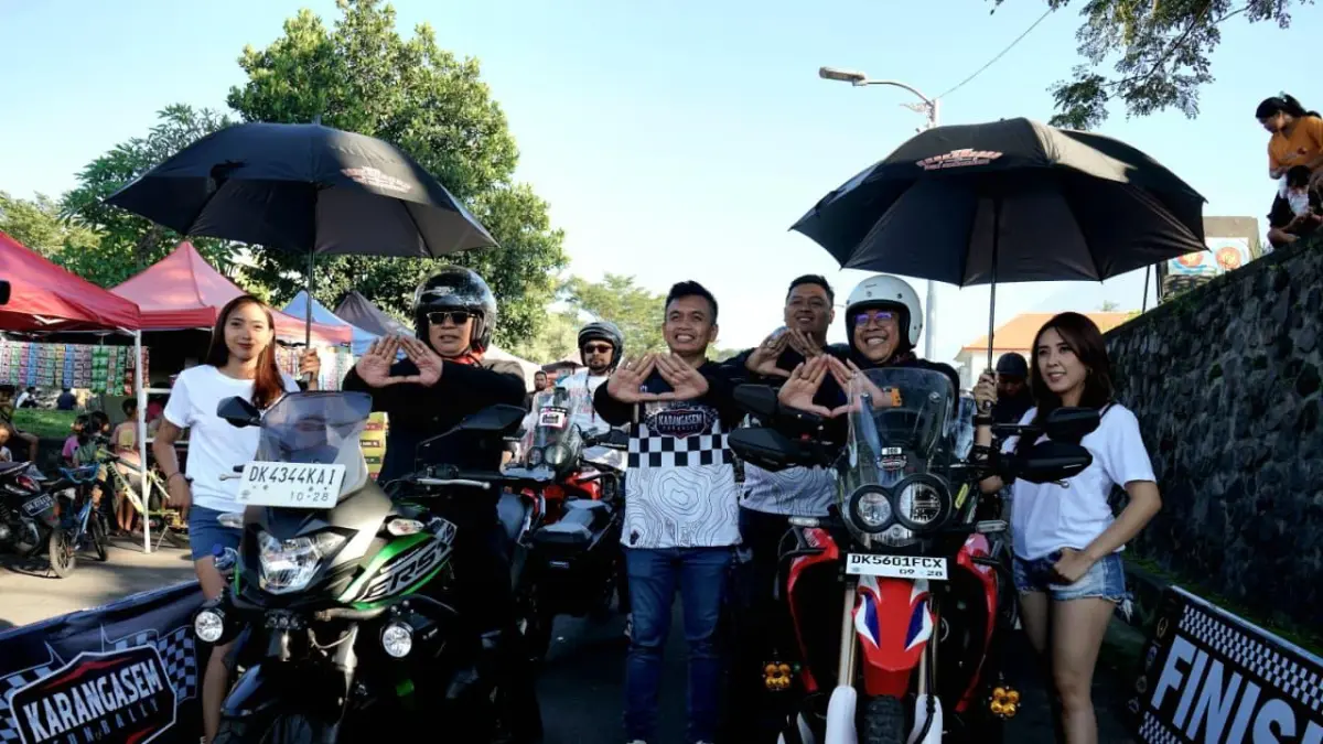 Bupati Karangasem I Gusti Putu Parwata (motor kanan) dan Wabup Pandu Prapanca Lagosa (motor kiri) saat mengikuti Fun Rally 2026 pada Minggu (7/6).