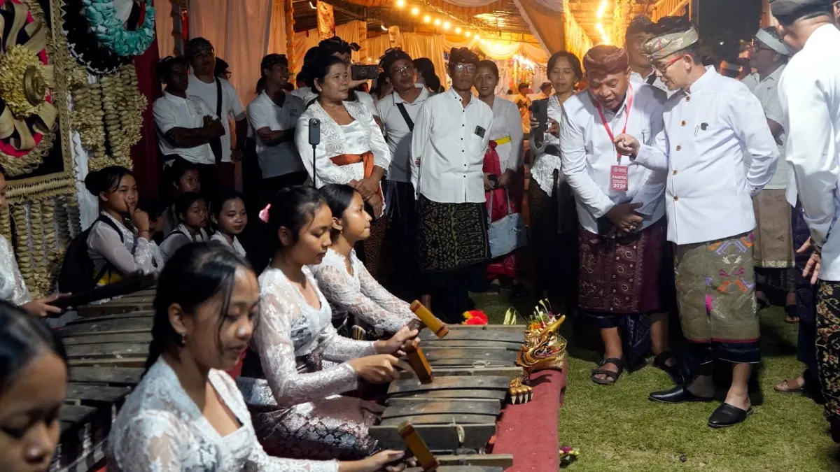 Bupati Klungkung I Made Satria saat pembukaan Pekan Literasi dan Pendidikan dalam rangka memperingati Bulan Bung Karno Tahun 2026 di Alun-Alun Ida Dewa Agung Jambe, Sabtu (6/6).&nbsp;
