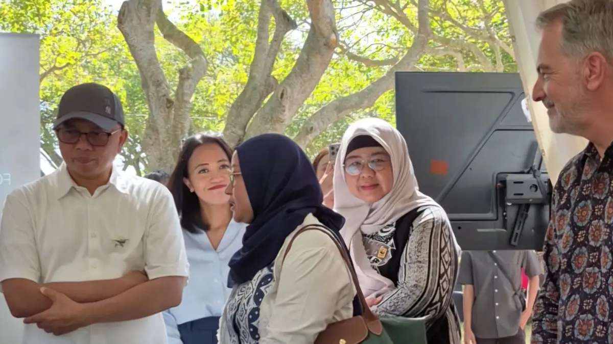 EVENT PADAT PENGUNJUNG: Dirjen Pengelolaan Kelautan, Kementerian Kelautan dan Perikanan Ir A. Koswara mengunjungi booth GIZ disambut oleh Yuliana Cahya Wulan. 