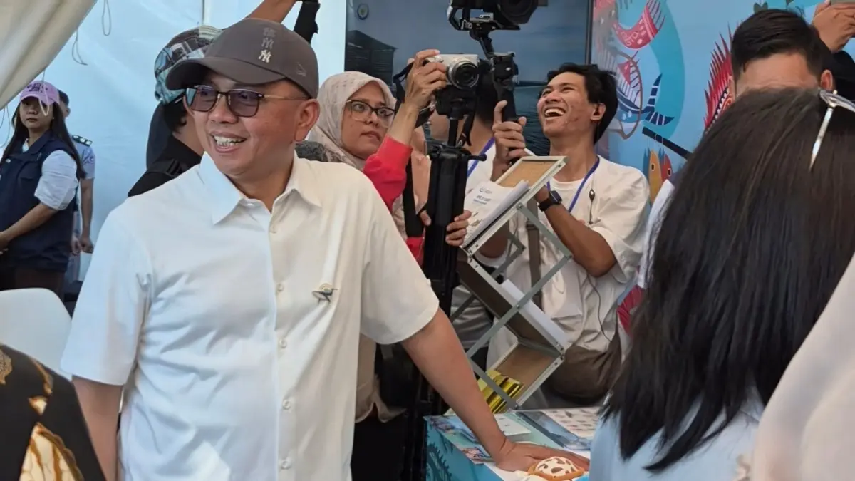INTERAKTIF: Direktur Jenderal Pengelolaan Kelautan, , Ir. A. Koswara M.P. dalam booth Kementrian Kelautan dan Perikanan.