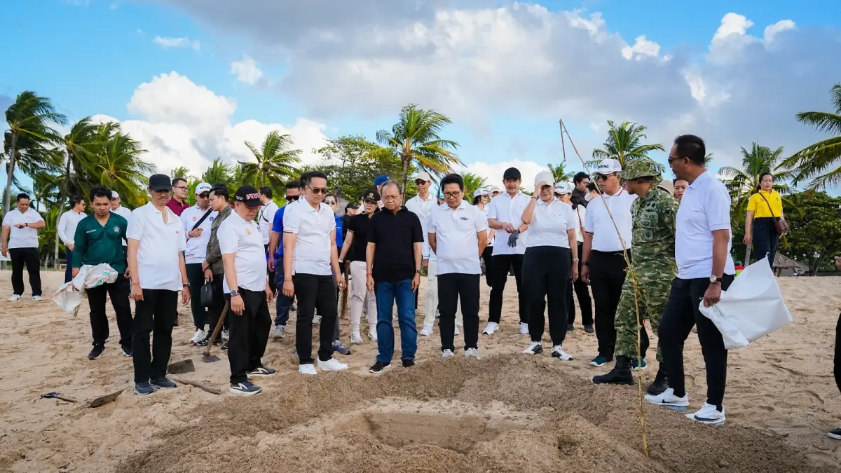 Gubernur Bali Wayan Koster dan Bupati Badung I Wayan Adi Arnawa memimpin pelaksanaan Aksi Kerja Bakti Bersih Lingkungan (Kurve) Serentak di kawasan Pantai Samuh, Benoa, Kuta Selatan, Sabtu (6/6).&nbsp;