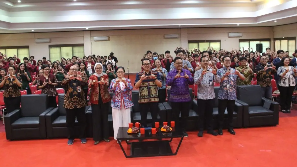 MELEK INVESTASI: Para pembicara dan rektor Universitas Ngurah Rai foto bersama di gelaran LPS Goes To Campus di Universitas Ngurah Rai, Denpasar Bali. (Humas LPS II Surabaya/radarbali.id)