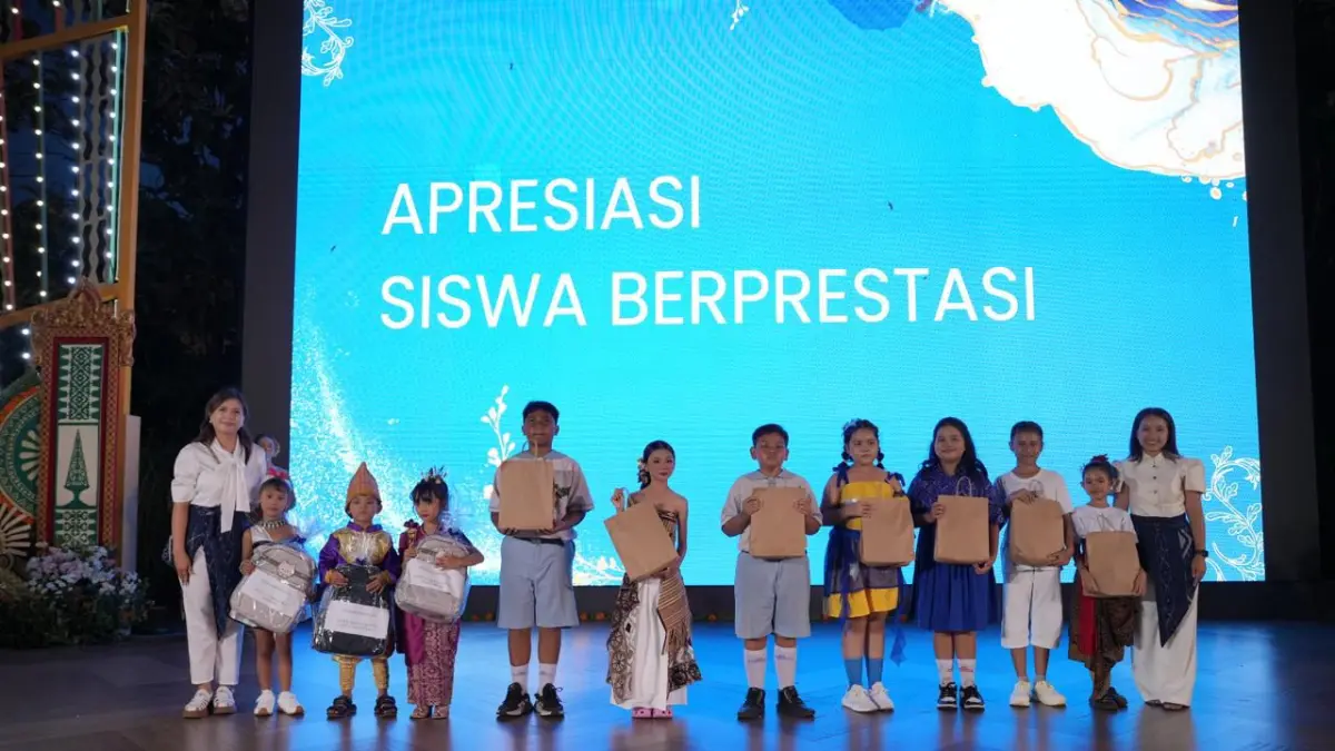 MOTIVASI BELAJAR: Para siswa SD Tri Murti Denpasar dan TK Lingga Murti ini menggelar selebrasi di ruang publik, tepatnya di Amphitheater Living World Denpasar, Sabtu (2/5/2026) lalu. (ist/radarbali.id)