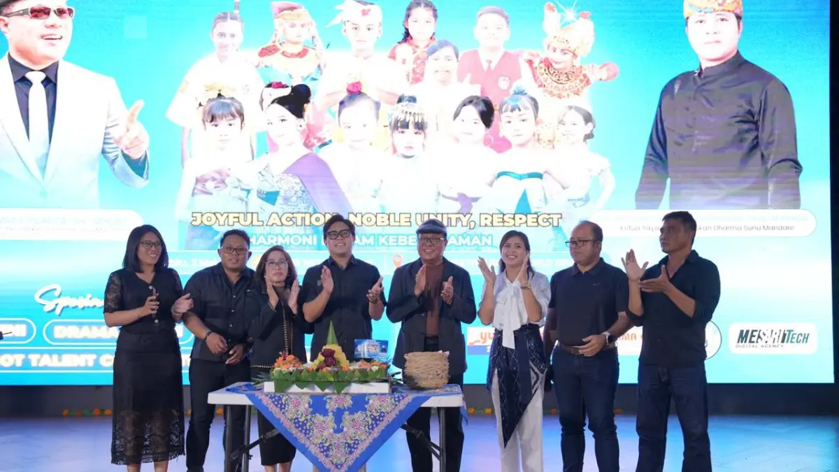 PRESTASI DAN SENI: Para pemngurus Yayasan Dharma Sunu Mandare saat potong tumpeng Ulang Tahun ke-16 di Living World Denpasar. (ISTIMEWA/radarbali.id)