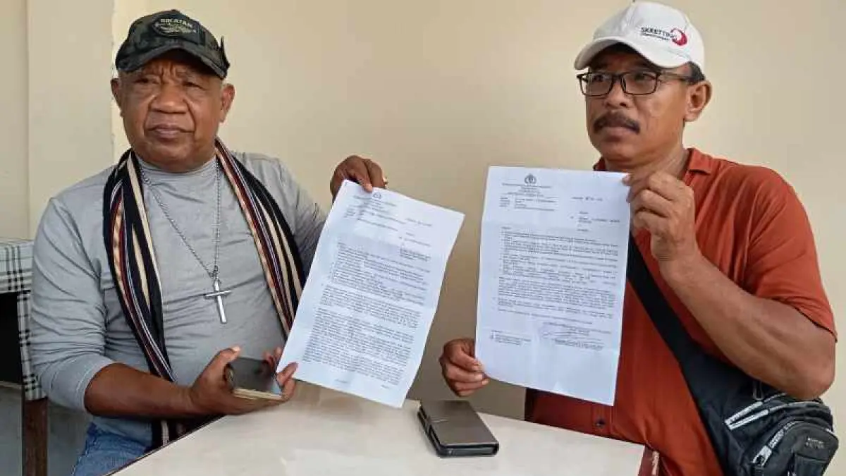 BEBERKAN PERKEMBANGAN KASUS : Pelapor, Kadek Muliawan (kanan) bersama Ketua Badan Eksekutif LSM Gema Nusantara, Anthonius Sanjaya Kiabeni menunjukkan SP3 Kasus Pemalsuan Dokumen di Bukit Ser.(foto:francelino junior)