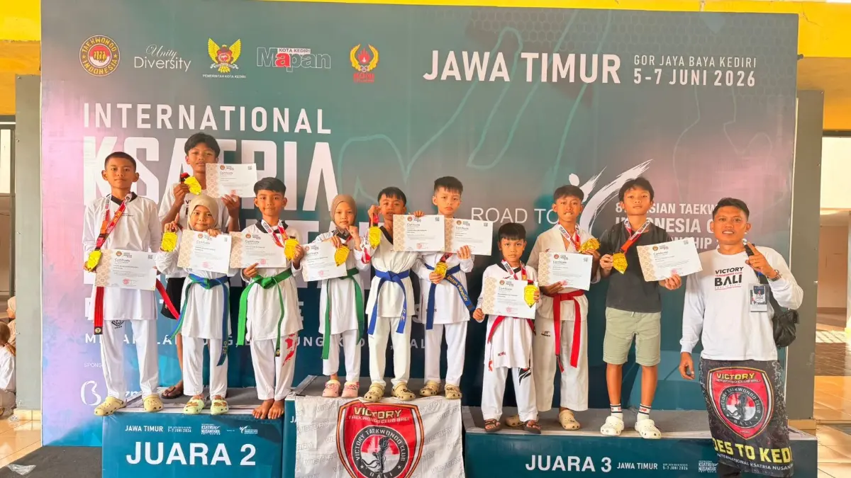 BORONG EMAS: Atlet-atlet muda Victory Taekwondo Club Bali berpose bersama pelatih Sabeum Dika usai meraih hasil sempurna pada ajang International Ksatria Nusantara Series 2026 di GOR Jayabaya, Kediri, Jawa Timur, 5–7 Juni 2026.
